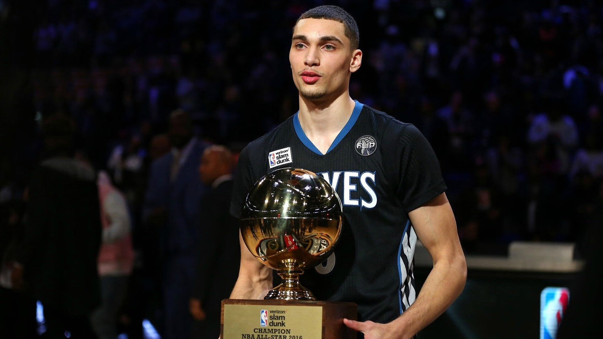 戈贝尔攻防一体统治禁区，奇才团队篮球完胜广厦显冠军相