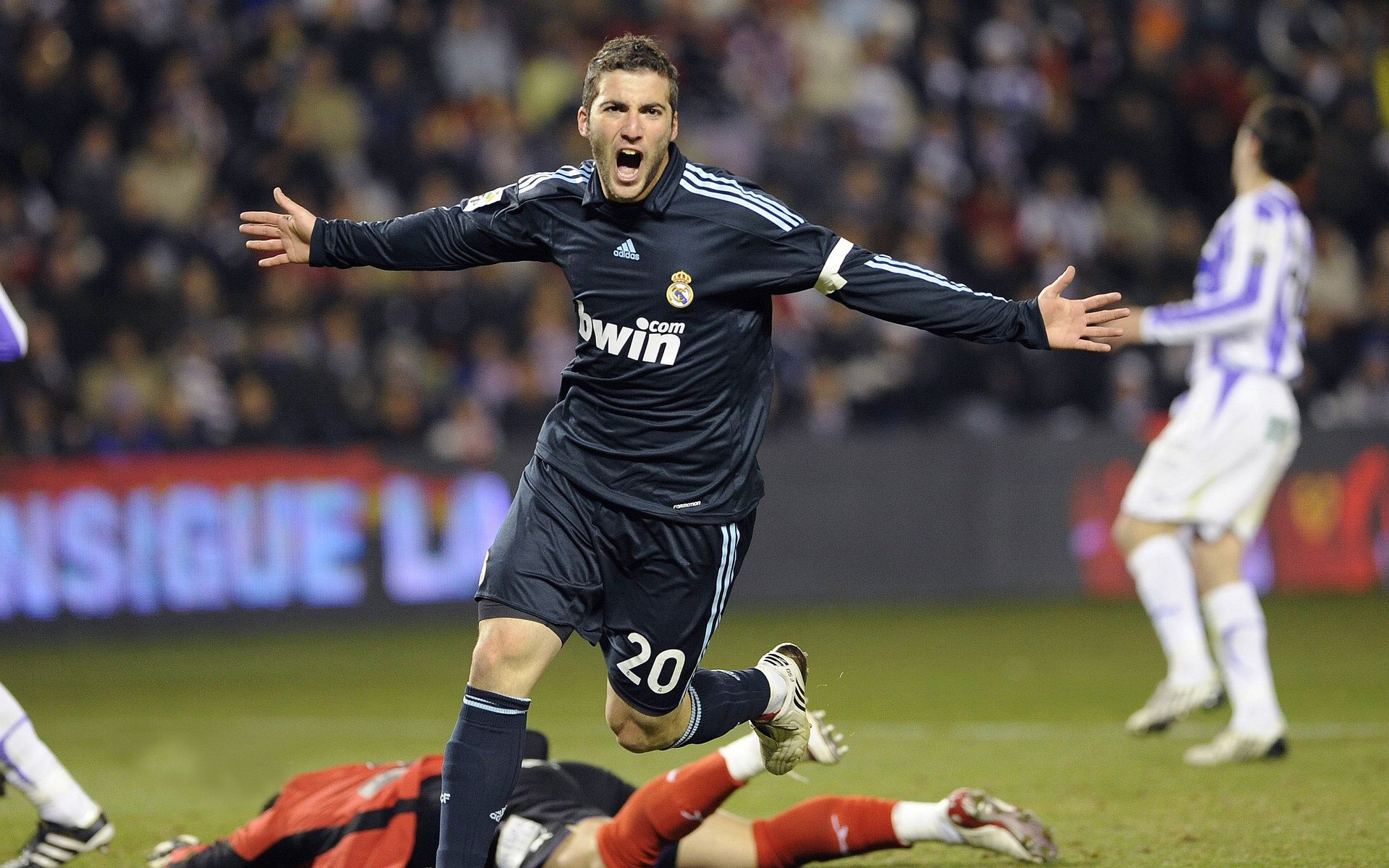 赛道上的逆袭，周冠宇扛起索伯车队逆转迈凯伦