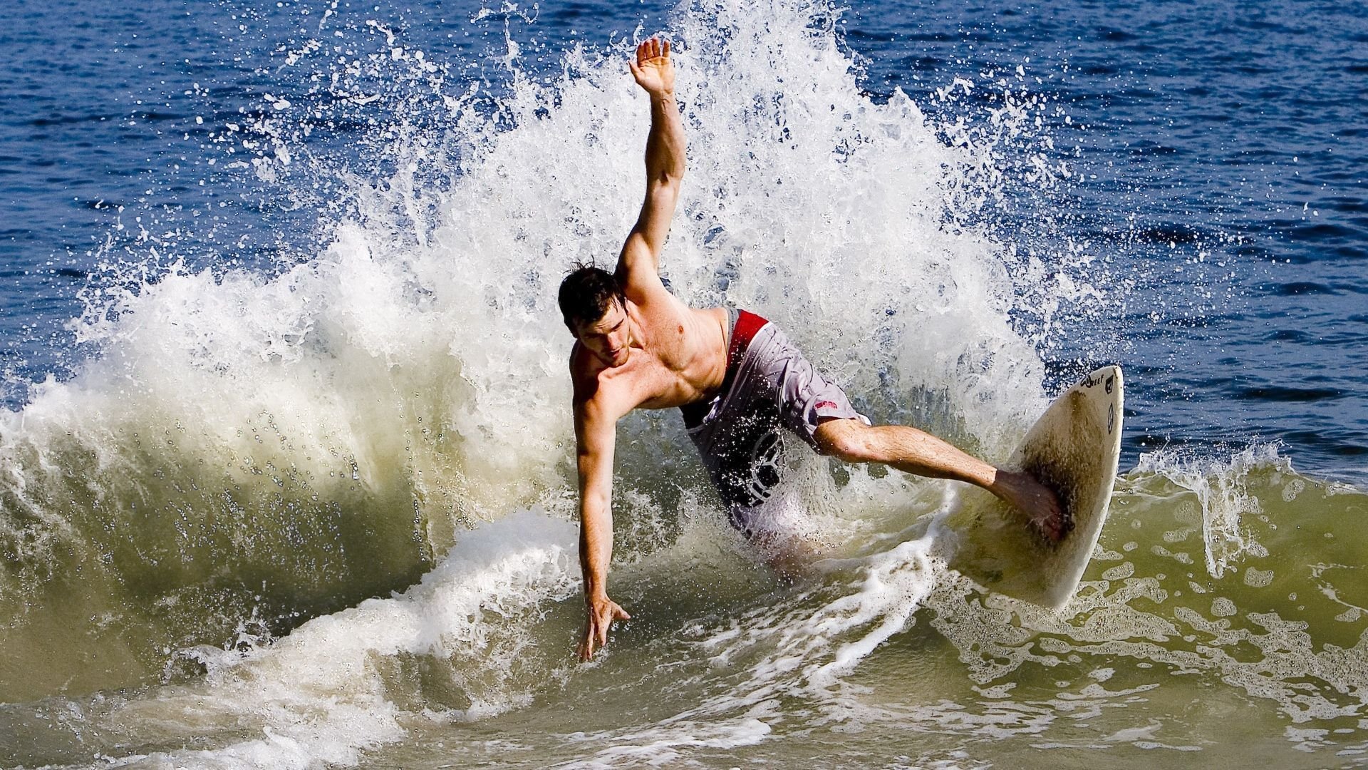 双线突破,绿茵场上的波兰铁骑与乒乓桌前的中国军团